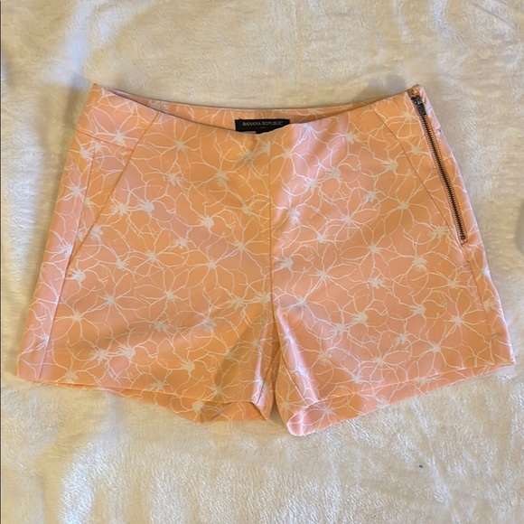 GUC Banana Republic Women's Peach Floral Shorts - Picture 1 of 7